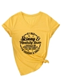 Detalle de camiseta amarilla cuello en V con estampado de letras y nudo inferior - S / Amarillo (Fuente Negra)
