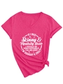 Gros plan du t-shirt col en V rose fuchsia avec texte blanc et détail noué à la base - Rose Rouge (Police Blanche)