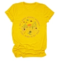 Dettaglio di t-shirt gialla in cotone con grafica vintage del deserto e testo stampato - Taglia S / Giallo