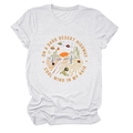 Dettaglio della stampa grafica retrò deserto su t-shirt in cotone bianco a girocollo - Taglia S / Colore sabbia