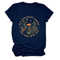 Dettaglio della t-shirt blu scuro con grafica desertica vintage e trama del tessuto - Taglia S / Blu Notte