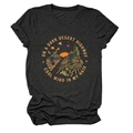 Dettaglio della stampa grafica desert vintage su t-shirt grigio scuro in cotone a girocollo - Taglia S / Nero