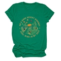 Dettaglio della stampa grafica retrò con deserto e UFO su una t-shirt in cotone verde - Taglia S / Verde Scuro