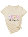 Dettaglio maglietta beige con scollo a V, stampa Massage Therapist e nodo laterale orlo - S / Sabbia (Stampa Nera)