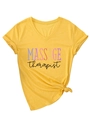Dettaglio della t-shirt gialla con scollo a V, stampa MASSAGE colorata e nodo laterale - S / Giallo (Stampa Nera)