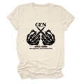 Platliggend crème T-shirt met zwarte schedelhandopdruk en GEN 1965-1980 tekst - S / Zand (Zwart Lettertype)