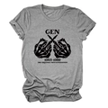 Detail van grijs T-shirt met ronde hals en grafische opdruk van Gen 1965-1980 - S / Donkergrijs (Zwart Lettertype)