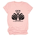 Nahaufnahme des Gen 1965-1980 Skeletthände-Grafikdrucks auf rosa Baumwoll-T-Shirt - Rosa (Schwarzer Druck)