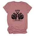 Nahaufnahme des Gen X Vintage-Grafikdrucks auf einem altrosa Kurzarm-Baumwollshirt - Roségold (Schwarze Schrift)
