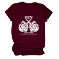 Detail eines burgunderfarbenen T-Shirts mit Gen 1965-1980 Grafik und Totenkopf - Weinrot (Weiße Schrift)
