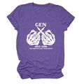 Nahaufnahme des Gen 1965-1980 Grafikdrucks auf einem lila melierten Kurzarm-T-Shirt - Lila (Weiße Schrift)