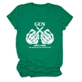 Detailansicht des Gen X Logos mit Scheren und Totenkopfhand auf grünem Baumwoll-T-Shirt - Dunkelgrün (Weiße Schrift)