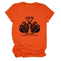 Detail eines orangen Baumwoll-T-Shirts mit schwarzem GEN 1965-1980 Grafikdruck - Orange (Schwarze Schrift)