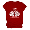 Detail von Gen 1965-1980 Grafik mit Skelett-Mittelfingern auf dunkelrotem T-Shirt - Rot (Weiße Schrift)