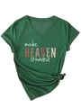 Détail du t-shirt vert foncé à col en V avec ourlet noué et texte HEAVEN imprimé - Vert Rétro (Graphique Blanc)