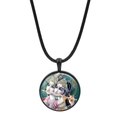 Dettaglio del ciondolo rotondo Krishna e Radha con cordoncino nero intrecciato sobrio - Stile Illustrazione Religiosa (JY00620-9)