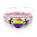 Dettaglio del bracciale in pelle intrecciata rosa con ciondolo bandiera arcobaleno e perline - Rosa-Bandiera Arcobaleno LGBTQ+ (Rosa-12)