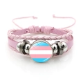 Dettaglio macro del bracciale in pelle rosa con ciondolo bandiera Transgender Pride - Rosa-Bandiera del Pride Transgender (Rosa-11)