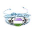 Dettaglio del bracciale in pelle intrecciata azzurra con ciondolo in vetro Genderqueer - Blu-Bandiera del Pride Genderqueer (Blu-4)