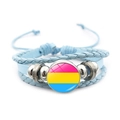 Dettaglio del bracciale in pelle intrecciata azzurra con ciondolo bandiera pansexual - Blu-Bandiera del Pride Pansessuale (Blu-3)