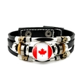 Mehrlagiges Lederarmband mit Kanada-Flaggen-Anhänger sowie Metall- und Holzperlen - Kanada