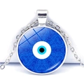 Détail macro du pendentif Œil maléfique argenté avec motif mandala sous dôme en verre - Œil au Motif Mandala Bleu Foncé (JY009116-6)