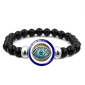 Détail macro de l'œil bleu turc et des perles noires sur un bracelet minimaliste - Style de Ligne d'Or Radiale Bleu Foncé (JY009121-8)