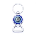 Détail macro du porte-clés amulette œil bleu avec décapsuleur de bière en métal intégré - Style Œil Bleu Peint Exotique (JY009124-10)