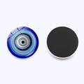 Makro-Detail des Evil Eye Kühlschrankmagneten mit glänzender Glasfläche und Magnetrückseite - Blau-Weiß-Goldene Ringe (JY009125-10)