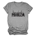 Dettaglio della scritta Somebody's Problem su t-shirt grigia a girocollo con maniche risvoltate - S / Grigio Scuro (Carattere Nero)