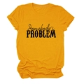 Dettaglio della t-shirt giallo senape con stampa testuale nera Somebody's Problem - S / Giallo Senape (Carattere Nero)