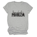 Gros plan du texte Somebody's Problem sur un T-shirt gris à manches courtes en coton - Gris Clair (Police Noire)