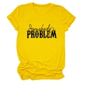 Gros plan du texte imprimé Somebody's Problem noir sur un t-shirt jaune à col rond - Jaune (Police Noire)