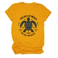 Dettaglio della t-shirt giallo senape con stampa tribale di tartaruga blu e girocollo - S / Giallo Senape
