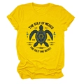 Détail du graphique de tortue et imprimé 'The Gulf of Mexico' sur t-shirt en coton jaune - S / Jaune