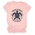 Détail du t-shirt rose en coton avec motif de tortue de mer et slogans océaniques - S / Rose