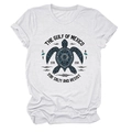Détail d'un t-shirt en coton blanc avec un imprimé de tortue de mer bleu marine tribal - S / Blanc