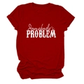 Vue détaillée de l'imprimé blanc Somebody's Problem sur un t-shirt en coton bordeaux - Rouge (Police Blanche)
