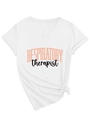 Detail eines weißen V-Ausschnitt T-Shirts mit Respiratory Therapist Print und Knotensaum - S / Weiß (Schwarzer Druck)
