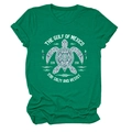Détail de l'imprimé tortue de mer blanche sur un t-shirt vert à manches courtes - S / Vert Foncé