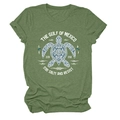 Détail du t-shirt vert armée avec motif tortue tribale et revers de manches roulés - S / Vert olive
