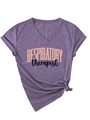 Détail d'un t-shirt violet à col en V avec imprimé Respiratory Therapist et ourlet noué - S / Violet (Imprimé Noir)
