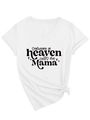 Dettaglio della maglietta bianca con scollo a V, scritta Someone in heaven calls me Mama - S / Bianco (Carattere Nero)