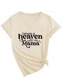 Dettaglio della t-shirt beige con scollo a V, scritta Someone in heaven calls me Mama e nodo - S / Sabbia (Carattere Nero)