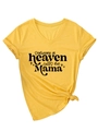 Dettaglio della maglietta gialla con scollo a V e stampa someone in heaven calls me Mama - S / Giallo (Carattere Nero)