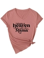 Dettaglio maglietta scollo a V rosso mattone con scritta Someone in heaven calls me Mama - Oro Rosa (Carattere Nero)