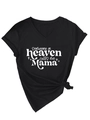 Dettaglio della maglietta con scollo a V e stampa Someone In Heaven Calls Me Mama - Nero (Carattere Bianco)
