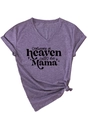 Dettaglio della t-shirt viola con scollo a V, stampa Mama e orlo annodato in stile casual - Viola (Font Nero)