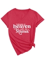 Dettaglio della t-shirt bordeaux con scollo a V e stampa Someone in heaven calls me Mama - Rosso (Font Bianco)