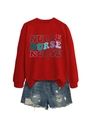 Detail eines roten Nurse-Sweatshirts kombiniert mit blauen Denim-Shorts auf weißem Grund - S / Rot